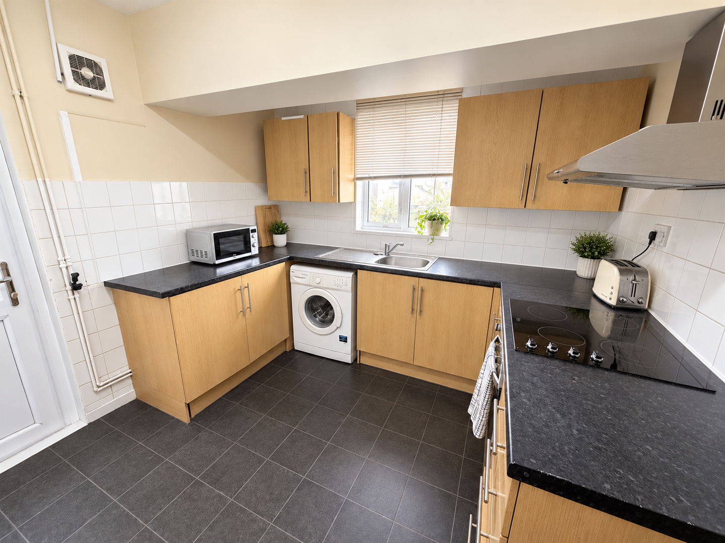 5 bed property in Dogfield Street, Cardiff